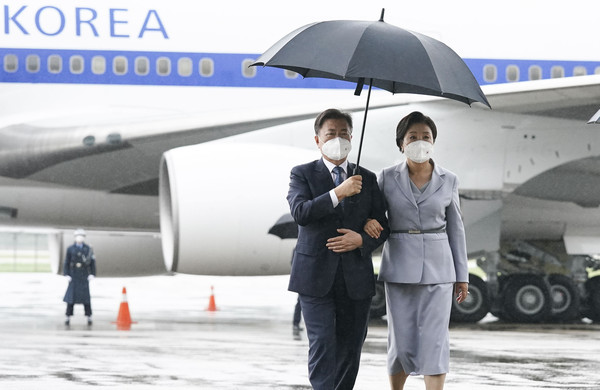 영국 G7 정상회의와 오스트리아, 스페인 국빈 방문을 마친 문재인 대통령과 김정숙 여사가 18일 경기도 성남시 서울공항에 도착, 전용기에서 내리고 있다. 2021.06.18.