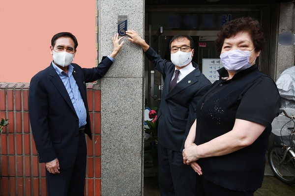 ▲ 의정부시의회 호국보훈의달 계기 국가유공자 유족 명패 달아들이기 행사 참여 모습.