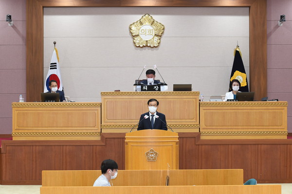 ▲ 이희창 결산특별위원회 위원장이 18일 열린 제331회 정례회 제2차 본회의에서 2020 회계연도 결산심사 결과를 보고하고 있다.