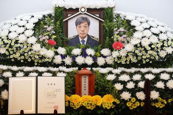 ▲ 쿠팡 덕평물류센터 화재 현장에서 순직한 경기 광주소방서 119구조대 김동식 구조대장 빈소가 20일 오전 경기도 하남시 마루공원 장례식장에 마련된 가운데 소방령에 추서한다는 임명장이 빈소에 놓여져 있다. /뉴시스