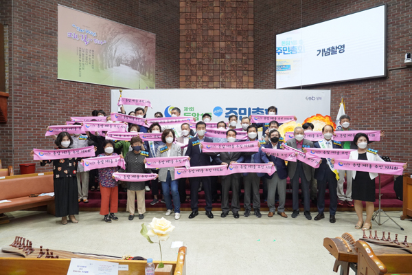 ▲ 사전투표 기념사진 촬영하는 이승로 구청장과 주민자치회원들.