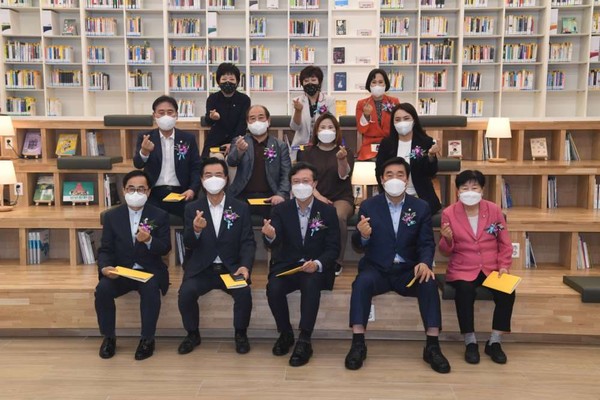 ▲ 대림도서관 방문한 영등포구의회 의원들.