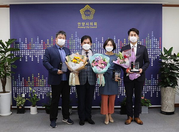 ▲ 경기도시·군의회의장협의회 의정활동 최우수의원 선정 표창패 전달식.