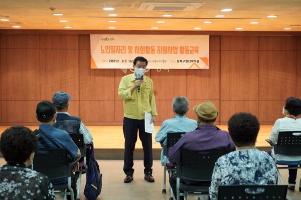 ▲ 어르신들에게 감사인사 전하는 이승로 성북구청장.