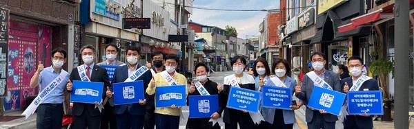 ▲ 경기도일자리재단 배달특급 홍보 진행 모습.