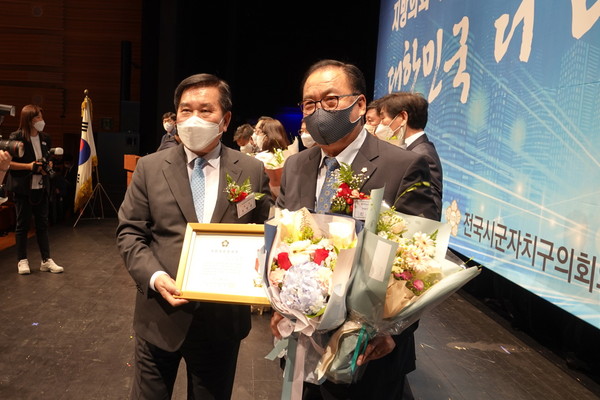 ▲ 안성시의회 신원주 의장 의정봉사상 수상 기념사진.