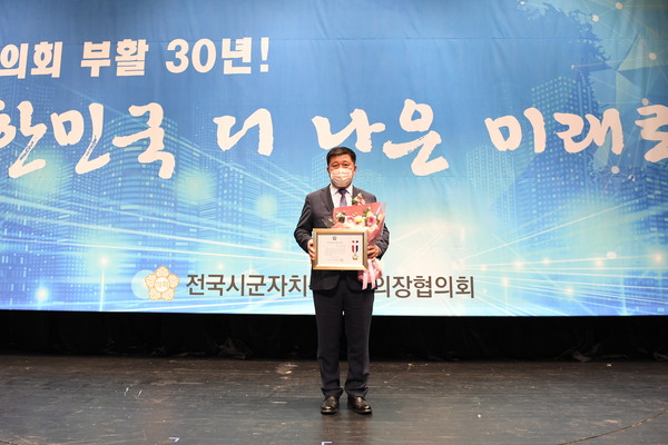 ▲ 정덕영 의장이 22일 성남시 분당구 성남아트센터에서 ‘지방의정봉사상’을 수상한 뒤 기념촬영을 하고 있다.