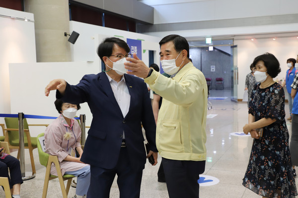▲ 용산구 예방접종센터 격려 방문한 용산구의회 김정재 의장.