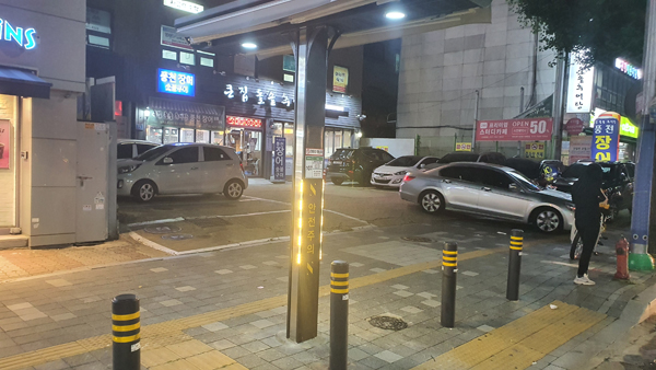 ▲ 신대방삼거리역 앞 스마트 그늘막에 설치된 LED 조명등 모습.