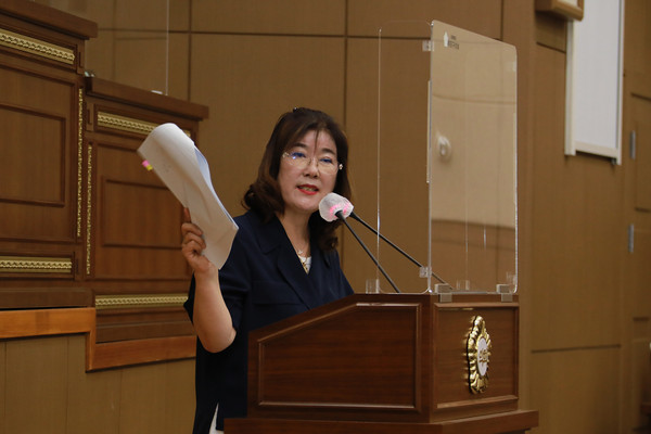 ▲ 강명숙 의원 구정질문 모습.