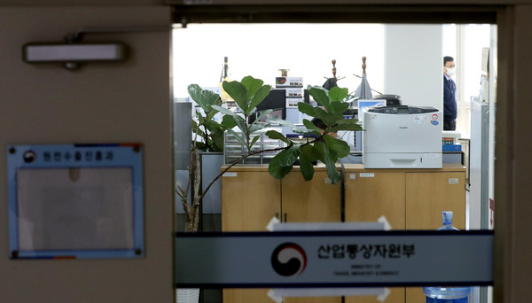 ▲ '월성 1호기 조기폐쇄 결정에 대한 경제성 조작 혐의'등 과 관련해 검찰이 산업통상자원부와 한국수력원자력에 대한 압수 수색에 나선 5일 정부세종청사 산업통상자원부 에너지혁신정책관실에서 직원들이 이동하고 있다. /뉴시스