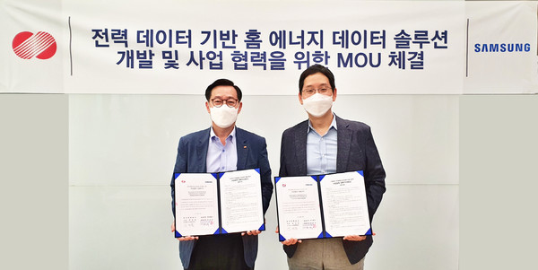 ▲ 김태용 한국전력 디지털변환처장(왼쪽)과 박찬우 삼성전자 생활가전사업부 상무(오른쪽)가 업무협약을 맺고 기념 촬영을 하고 있다. /뉴시스