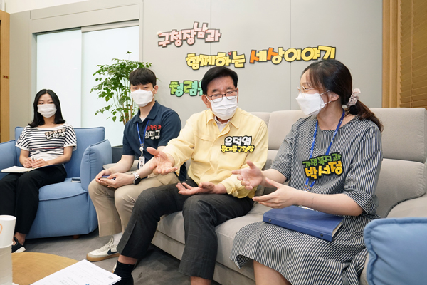 ▲유덕열 동대문구청장과 동대문구 새내기 공무원 7명이 대화를 나누고 있다.
