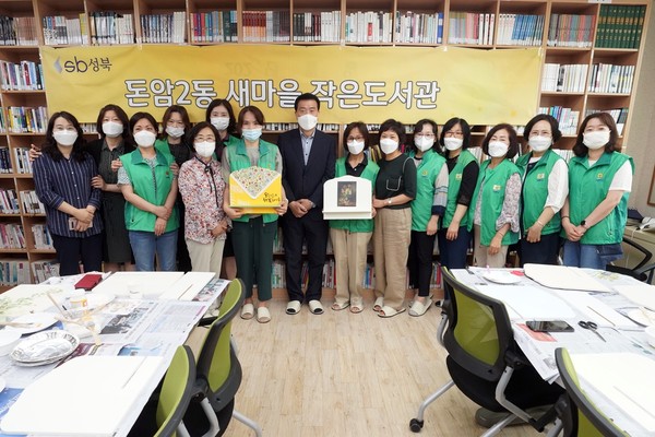▲ 이승로 성북구청장(왼쪽에서 여덟 번째)과 참가자들이 기념사진을 찍고 있다.