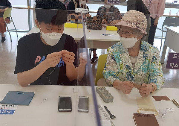 ▲ “마스크에 가렸지만 닮았어요!” 부모와 자녀가 함께 프로그램에 참여하고 있는 장면.