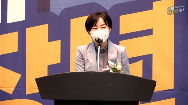 ▲ 개막식 개회사 전하는 제윤경 대표이사.