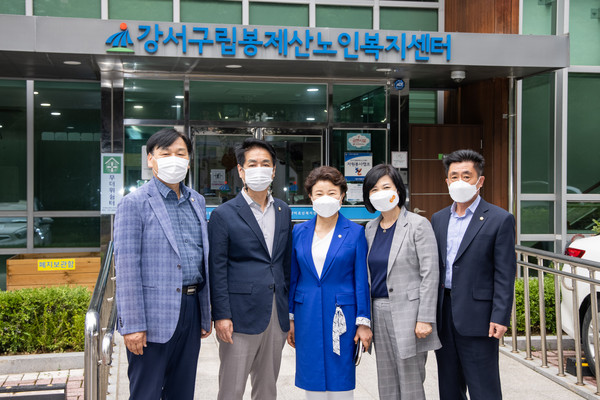 ▲ 어르신복지센터 현장 방문 모습.
