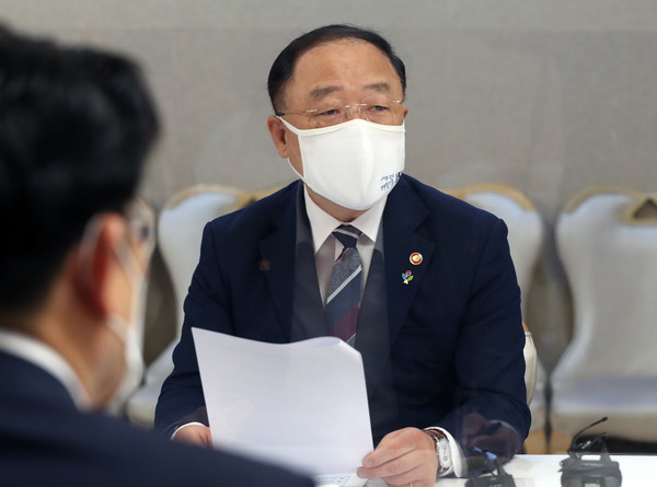 ▲ 부동산시장 점검 관계장관회의 발언하는 홍남기 부총리. /뉴시스