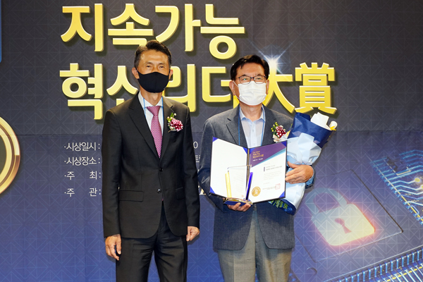 ▲ 지속가능혁신대상 수상한 유덕열 동대문구청장(오른쪽).