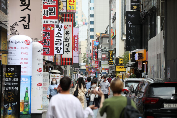 ▲ 서울 시내 식당가에서 시민들이 식사를 하기 위해 이동하고 있다. /뉴시스