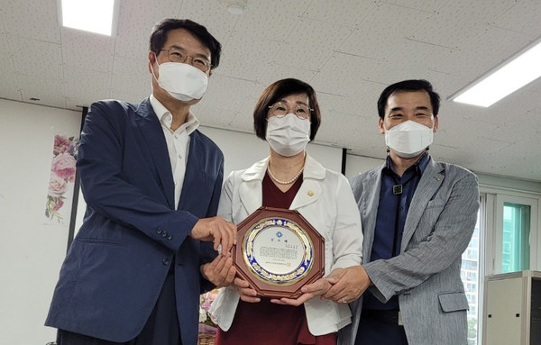 ▲ 안양시의회 박정옥 부의장 감사패 수여 모습.