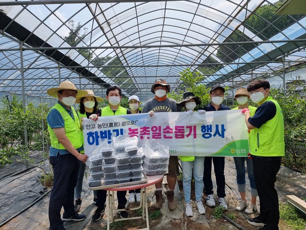 ▲ 농신보 경기지역보증센터 농촌일손돕기 및 농산물 구입.