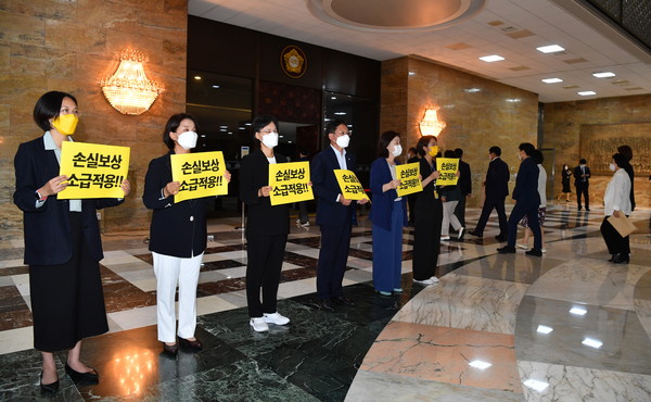 ▲ 정의당 장혜영(왼쪽부터), 이은주, 강은미, 배진교, 심상정, 류호정 의원이 1일 서울 여의도 국회 본회의장 앞에서 코로나19 손실보상 소급적용 처리를 촉구하고 있다. /뉴시스