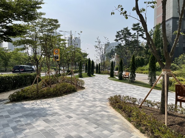 첨단초등학교 앞 걷고 싶은 거리 조성 후