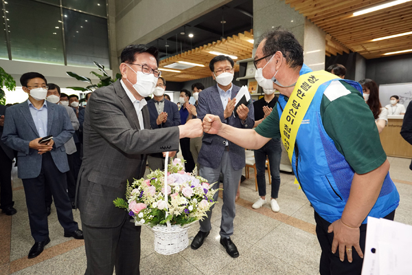 ▲ 민선7기3주년을 맞이한 유덕열 동대문구청장이 동대문구 직원 노조위원장과 인사를 나누고 있다.