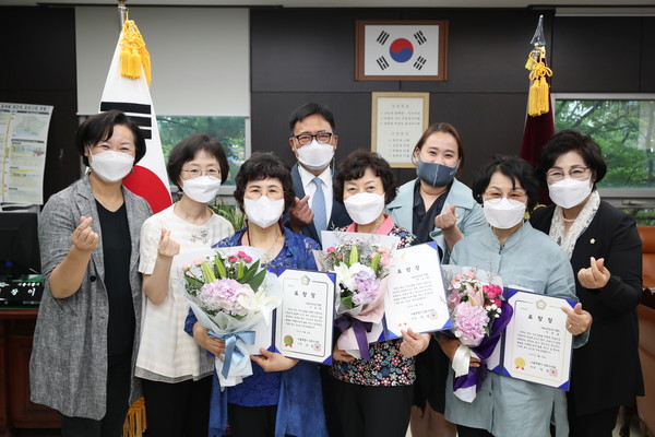 ▲ 어르신 돌봄 요양보호사 표창 수여 단체 사진.
