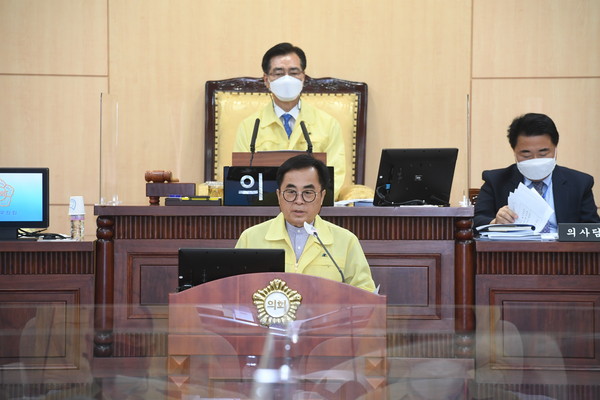 ▲ 본회의장에서 심사결과 보고하는 권영식 예산결산특별위원회 위원장.