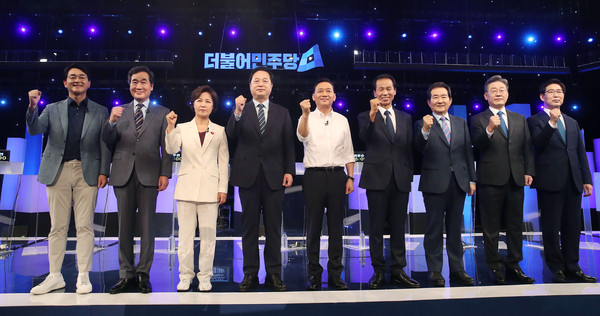 ▲ 왼쪽부터 박용진, 이낙연, 추미애, 김두관, 이광재, 최문순, 정세균, 이재명, 양승조 후보. /뉴시스