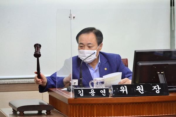 ▲ 서울특별시의회 제301회 정례회 교육위원회 의사진행을 위해 위원장석에 자리한 김용연 의원(더불어민주당, 강서4).