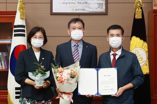 ▲ 안병철 지역도로팀장 7월 칭찬공무원 증서 수여식.