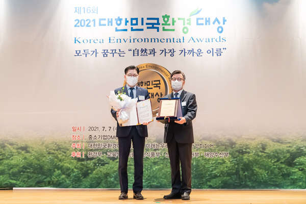 ▲ 수상 기념사진 촬영하는 이정훈 강동구청장(왼쪽).