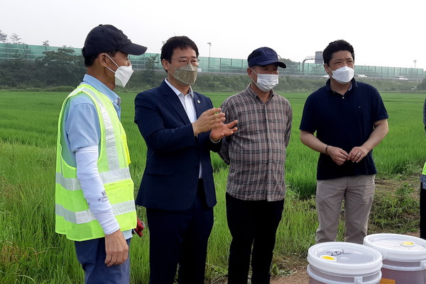 ▲ 박춘호 의장 항공방제 현장점검 모습.
