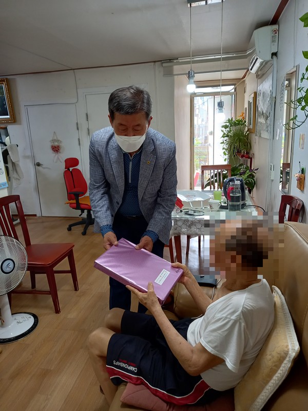 작전2동 보장협의체, 홀몸어르신 여름내의 전달