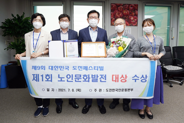 ▲ 기념사진 촬영하는 유덕열 동대문구청장(가운데).