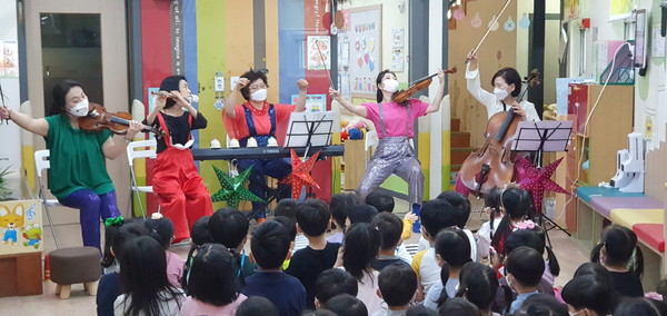 ▲ 부천문화재단 공연배달서비스 '부천어린이세상' 중 '별난별별콘서트' 공연 장면.