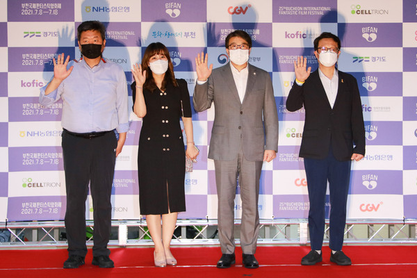 ▲ 왼쪽부터 정재현 의원, 홍진아 의원, 강병일 의장, 김성용 의원.