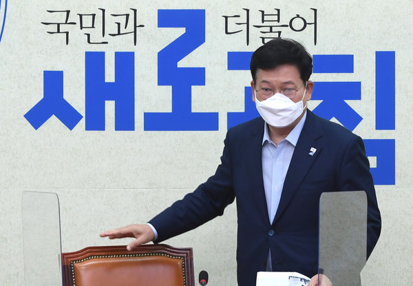 ▲ 회의 참석하는 송영길 대표. /뉴시스