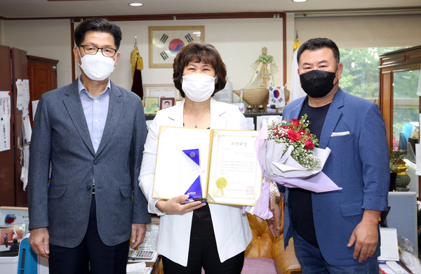 ▲ 방미숙 하남시의회 의장, 탁월한 리더십 공로 ‘의정 대상’ 수상 기념사진.