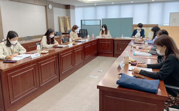 ▲ 성북구 위기가정통합지원센터를 중심으로 한자리에 모인 성북구청 희망복지지원팀, 종암경찰서, 주민센터, 정신건강복지센터, 재가복지센터, 종합사회복지관, 치매지원센터 관계자들.