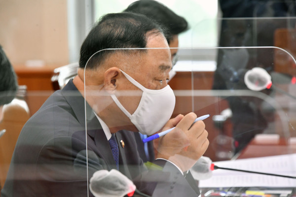 ▲ 생각에 잠긴 홍남기 경제부총리. /뉴시스