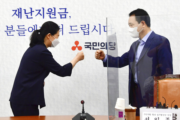 ▲ 인사하는 국민의당 권은희 단장-국민의힘 성일종 단장. /뉴시스