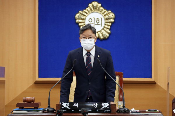 ▲ 임시회 개회하는 이용균 의장.