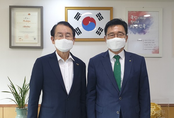 ▲ 한국농수산식품유통공사 김춘진 사장 지역 농수산식품산업 발전을 위한 협력 기반 마련.