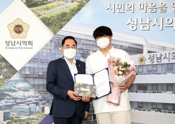 ▲ 성남시청소년행복의회 지방의회30주년기념 표창 수상 기념사진.