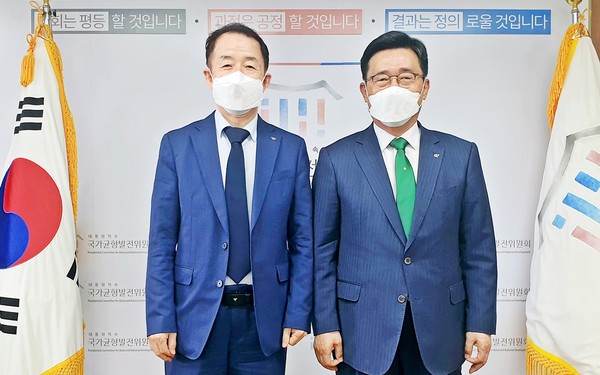 ▲ 한국농수산식품유통공사 김춘진 사장(우측), 김사열 국가균형발전위원장(좌측).