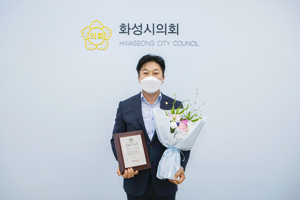 ▲ 화성시의회 최청환 의원 ‘2021 대한민국 혁신기업·인물&품질만족지수 1위 브랜드 대상’ 혁신리더·의정활동 부문 수상 기념사진.